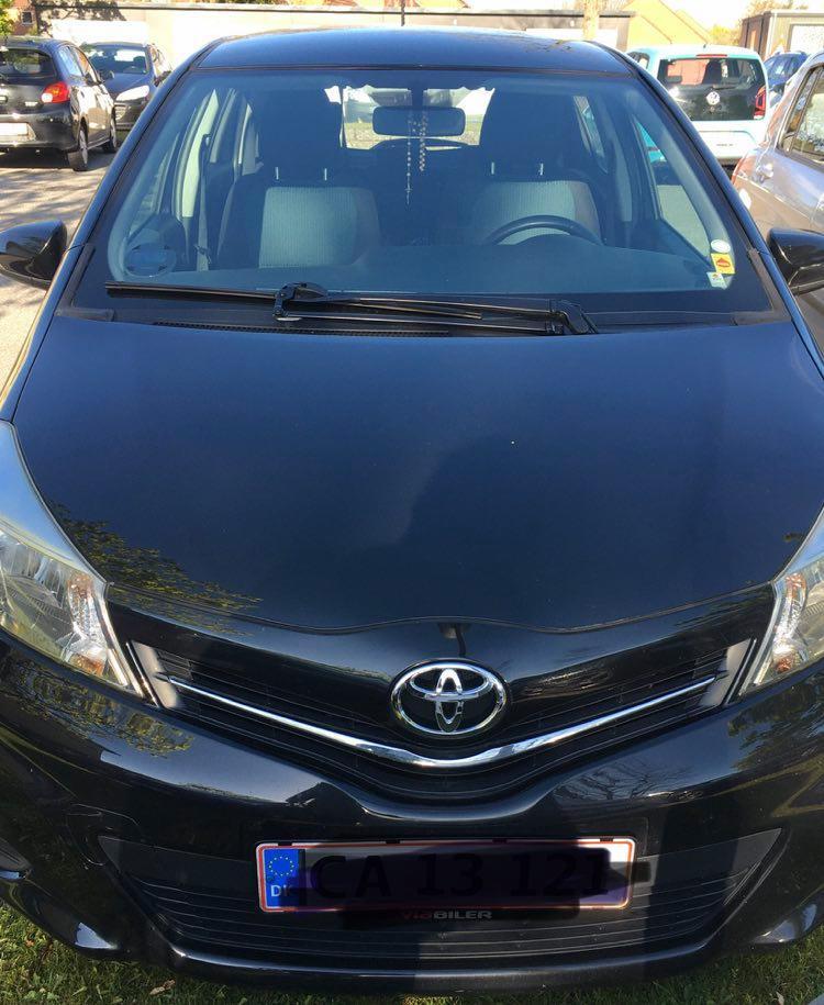 Sort Toyota Yaris fra 2012