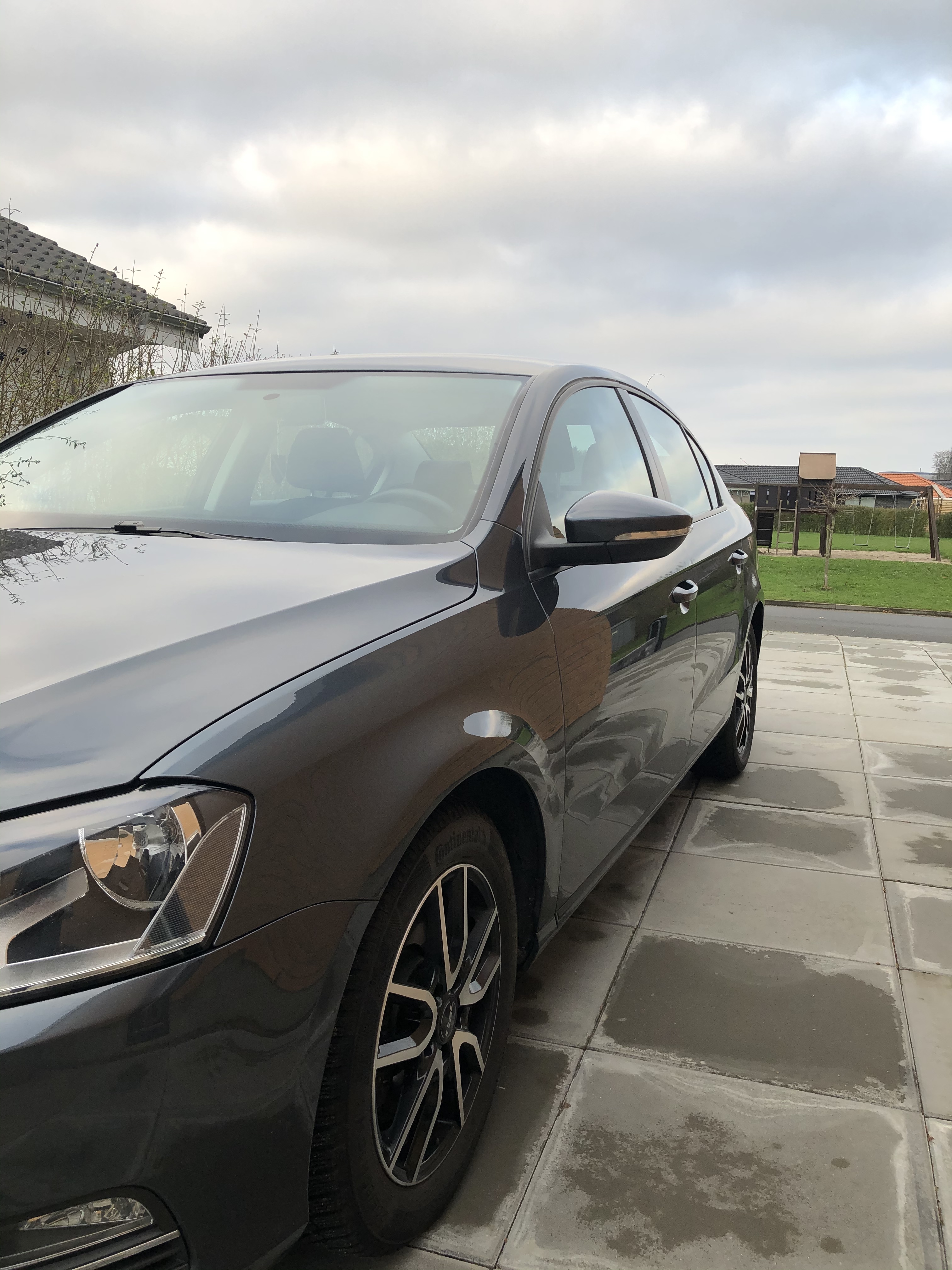 Grå VW Passat fra 2013