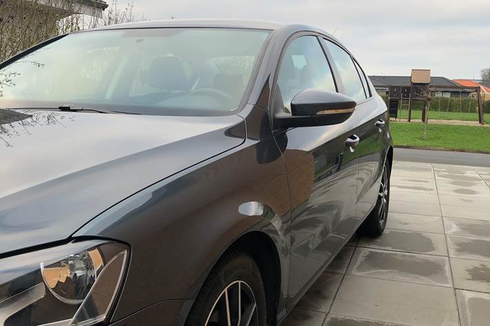 Grå VW Passat fra 2013