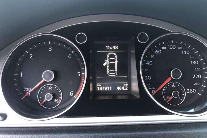 Grå VW Passat fra 2013