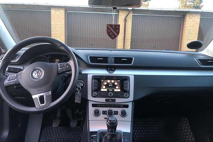 Grå VW Passat fra 2013