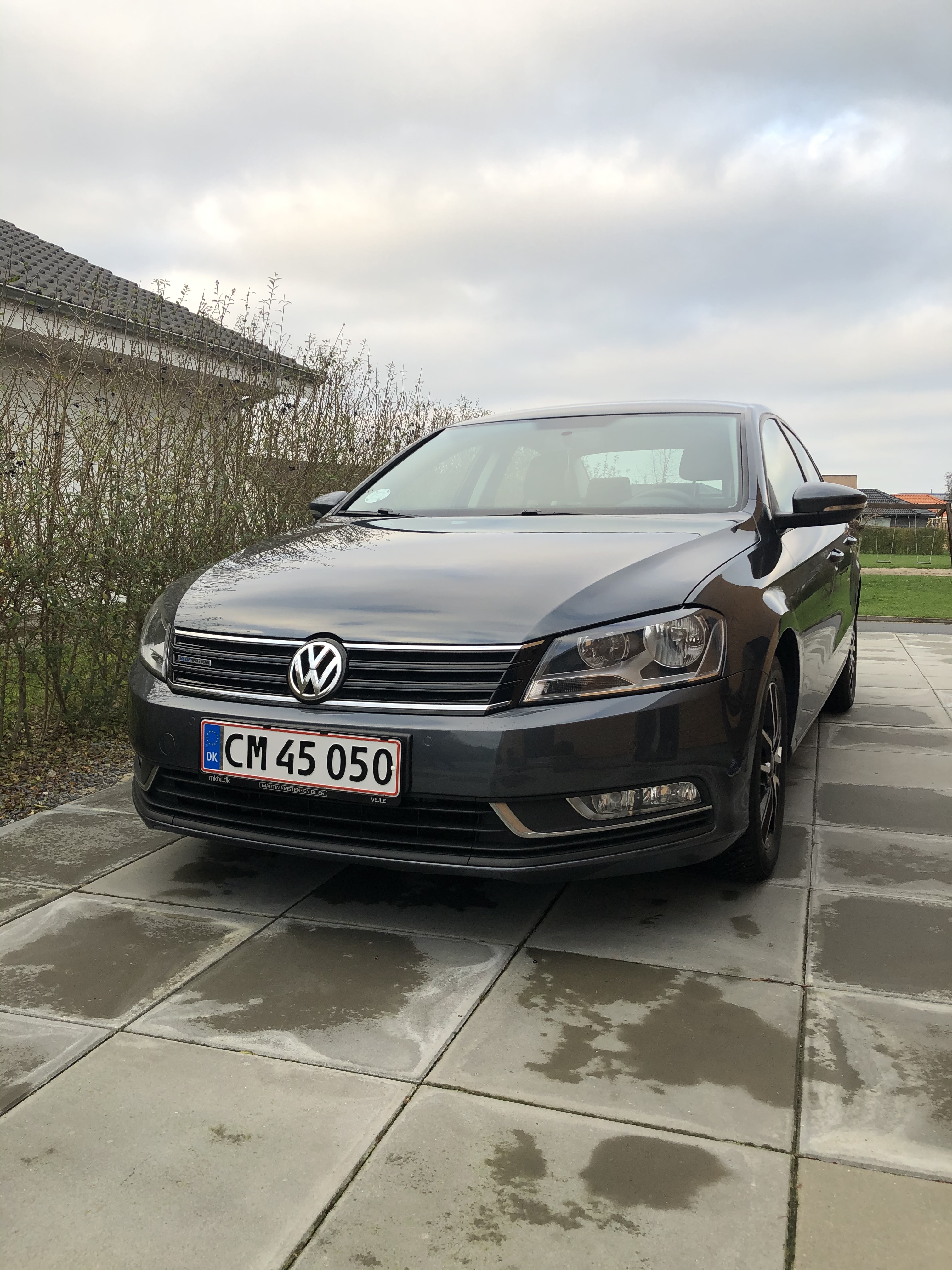 Grå VW Passat fra 2013