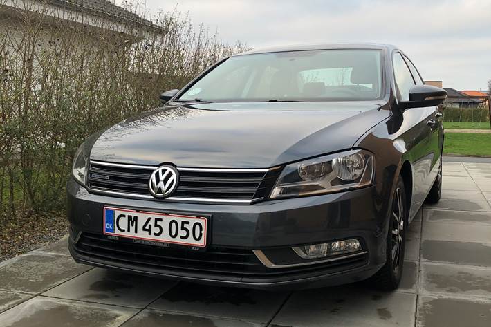 Grå VW Passat fra 2013