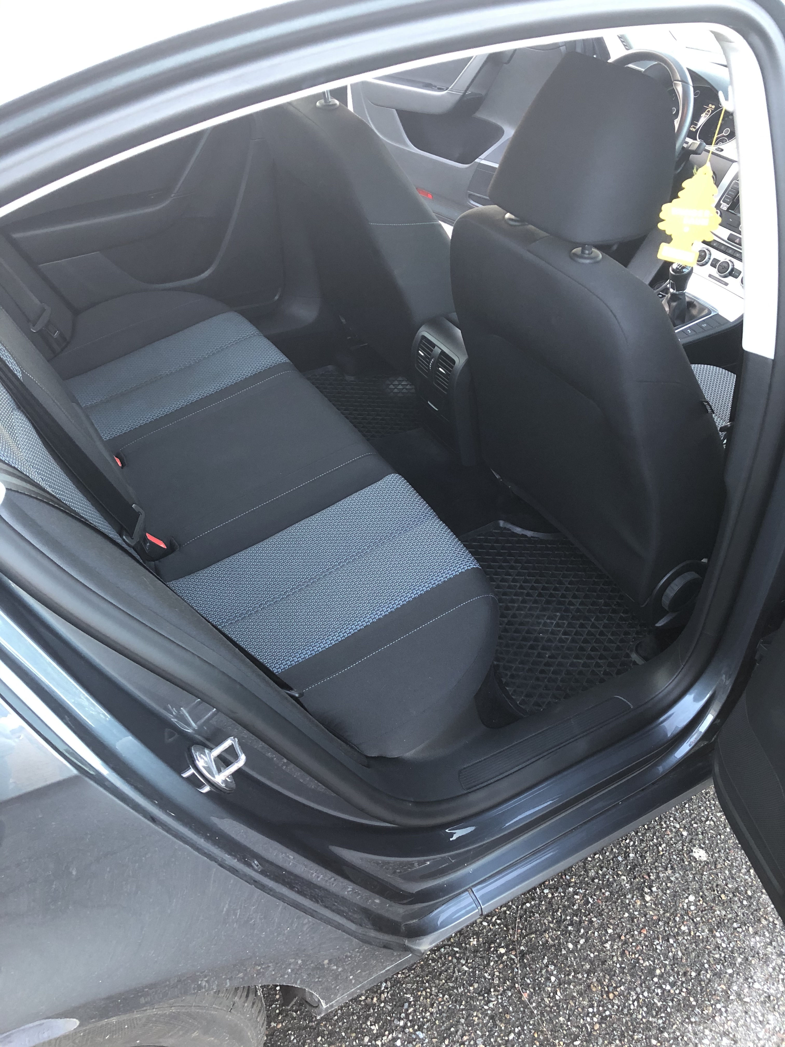 Grå VW Passat fra 2013
