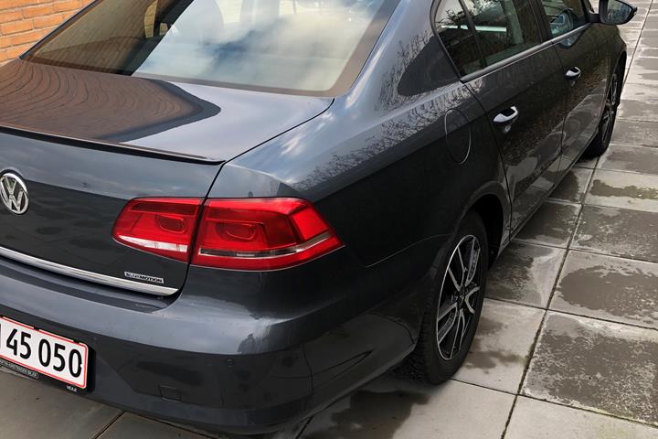 Grå VW Passat fra 2013
