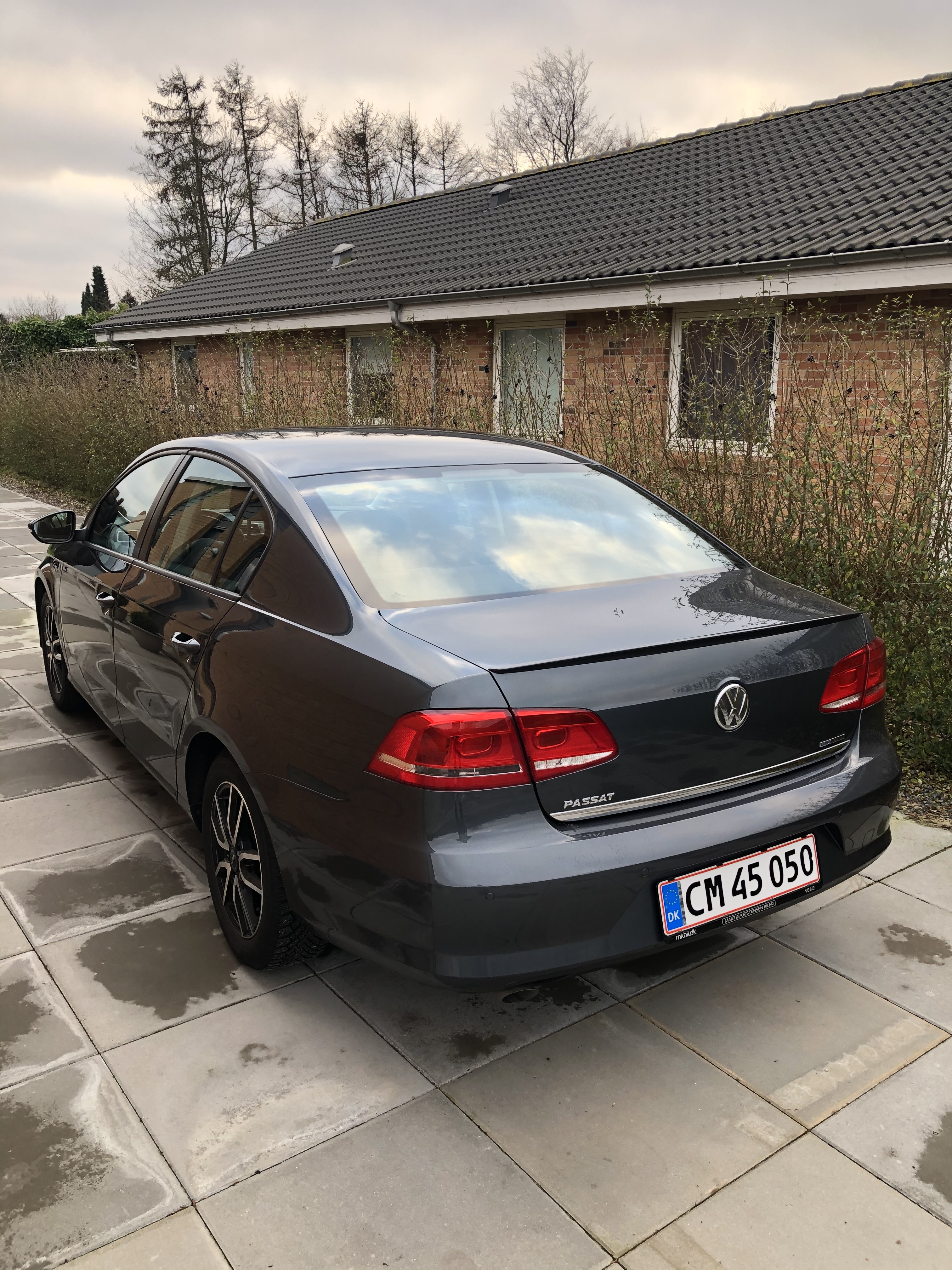Grå VW Passat fra 2013