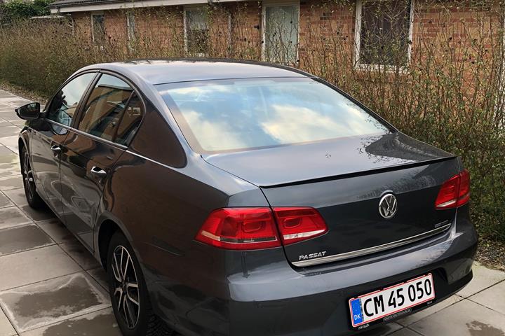 Grå VW Passat fra 2013