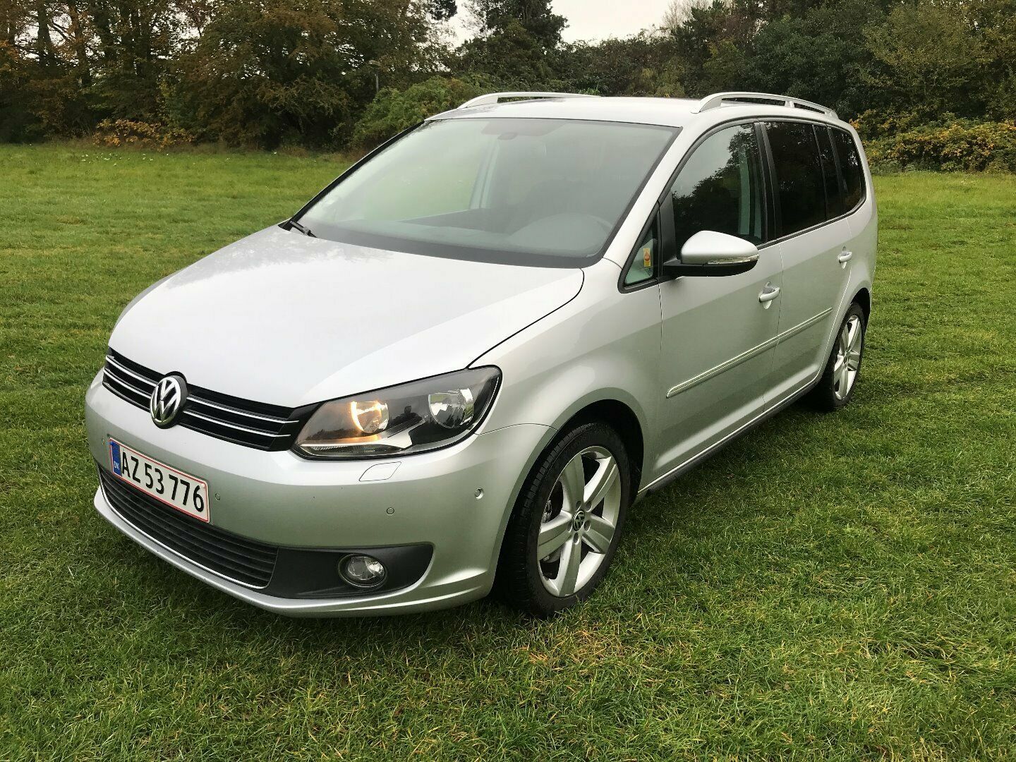 Grå VW Touran fra 2011