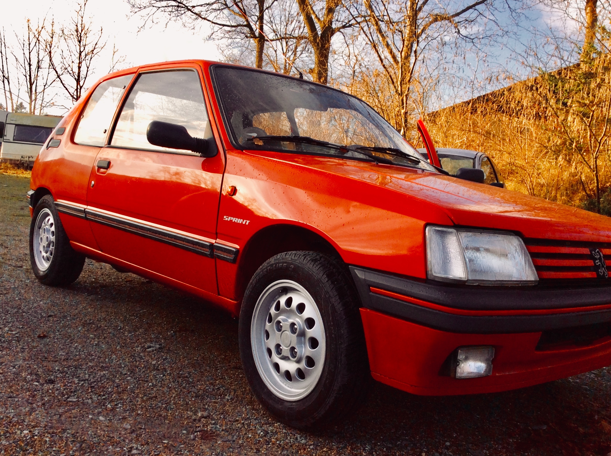 Rød Peugeot 205 fra 1986