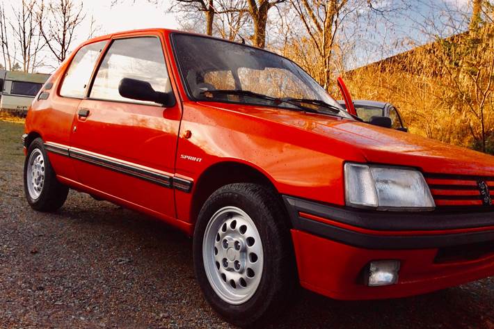 Rød Peugeot 205 fra 1986