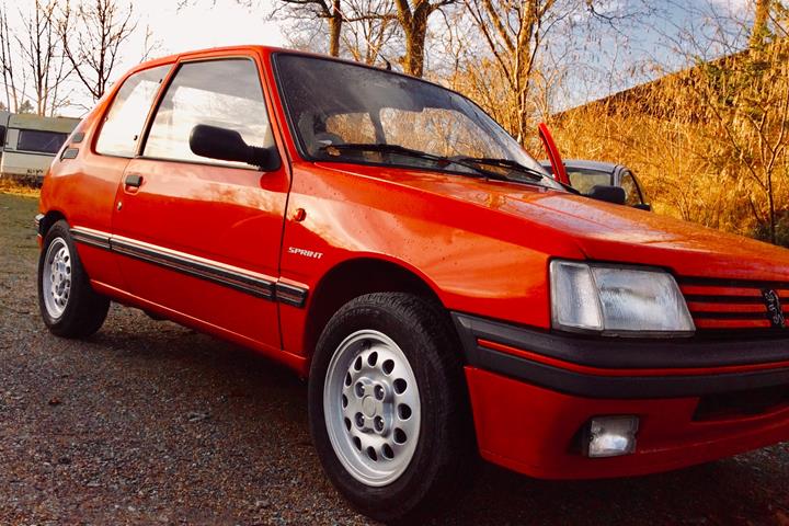Rød Peugeot 205 fra 1986
