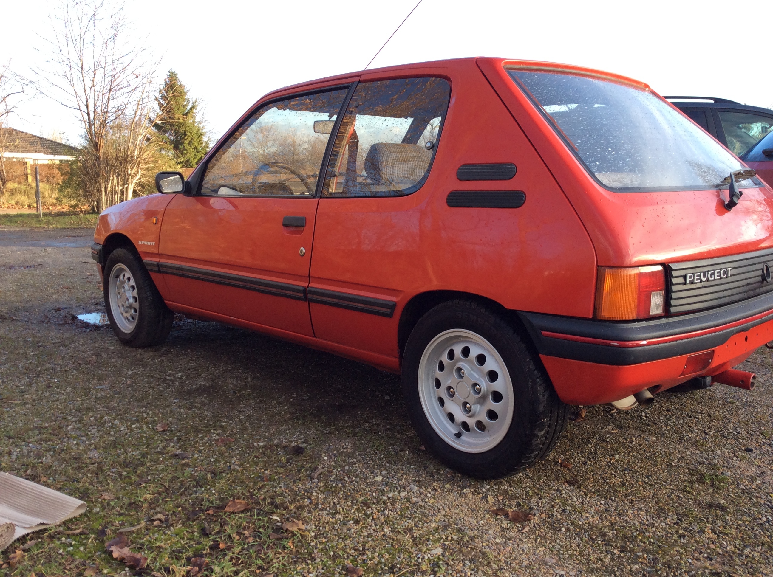 Rød Peugeot 205 fra 1986