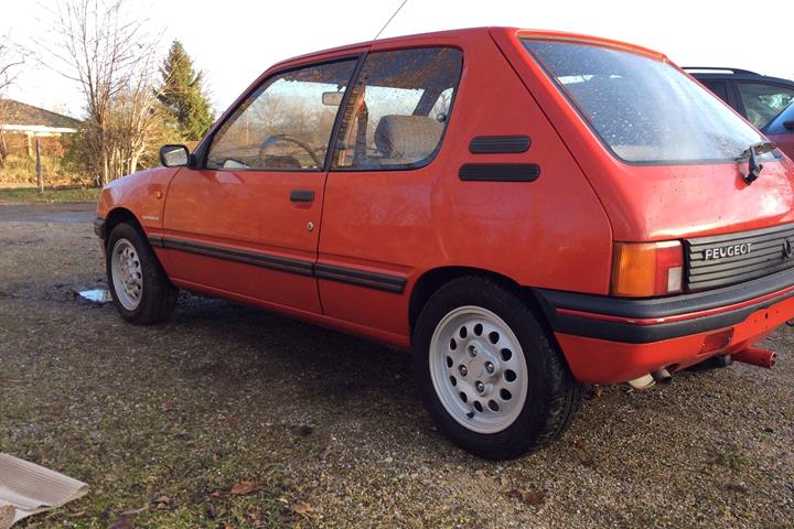 Rød Peugeot 205 fra 1986