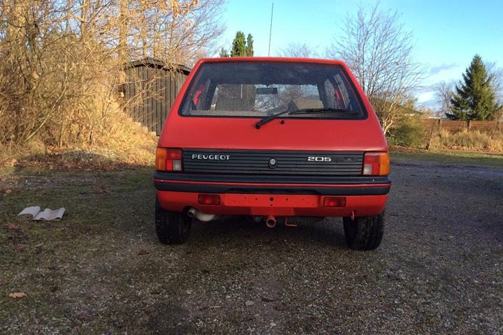 Rød Peugeot 205 fra 1986