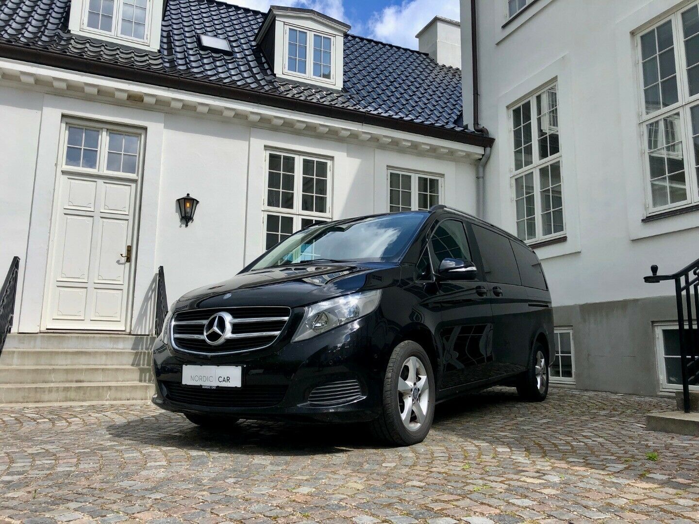 Sort Mercedes V220 d fra 2015