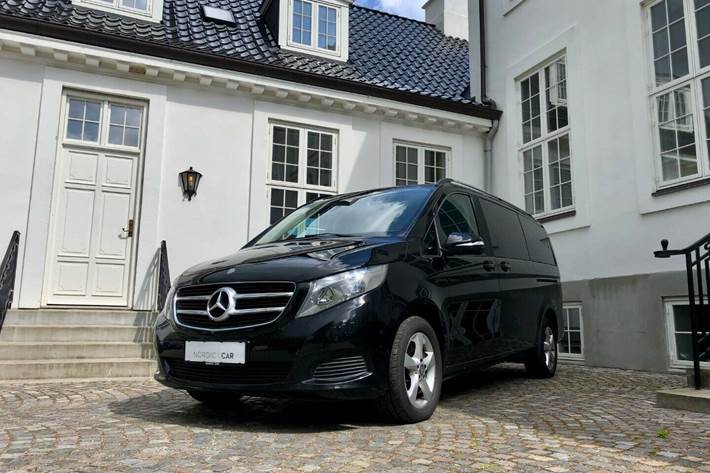 Sort Mercedes V220 d fra 2015