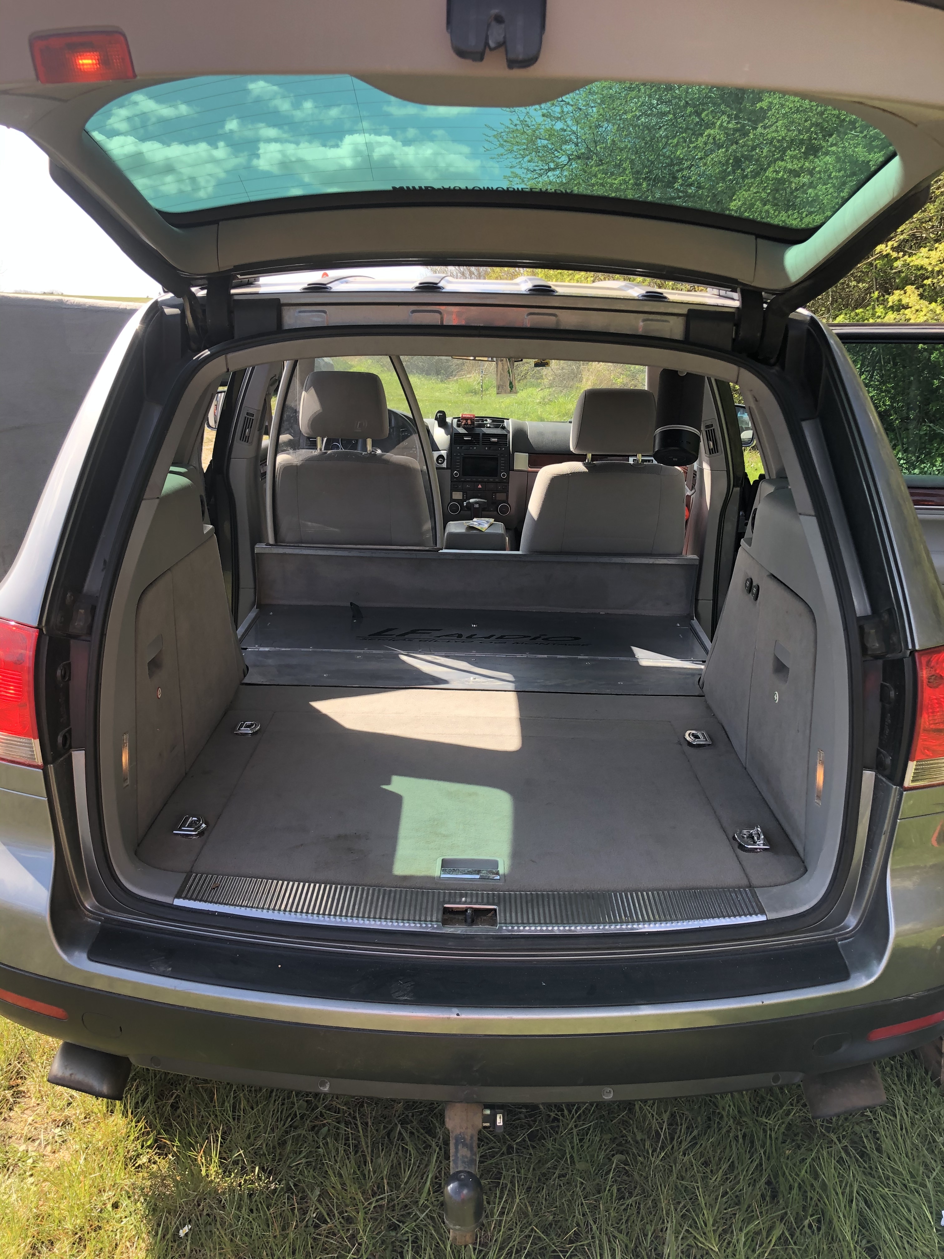 Grå VW Touareg fra 2004