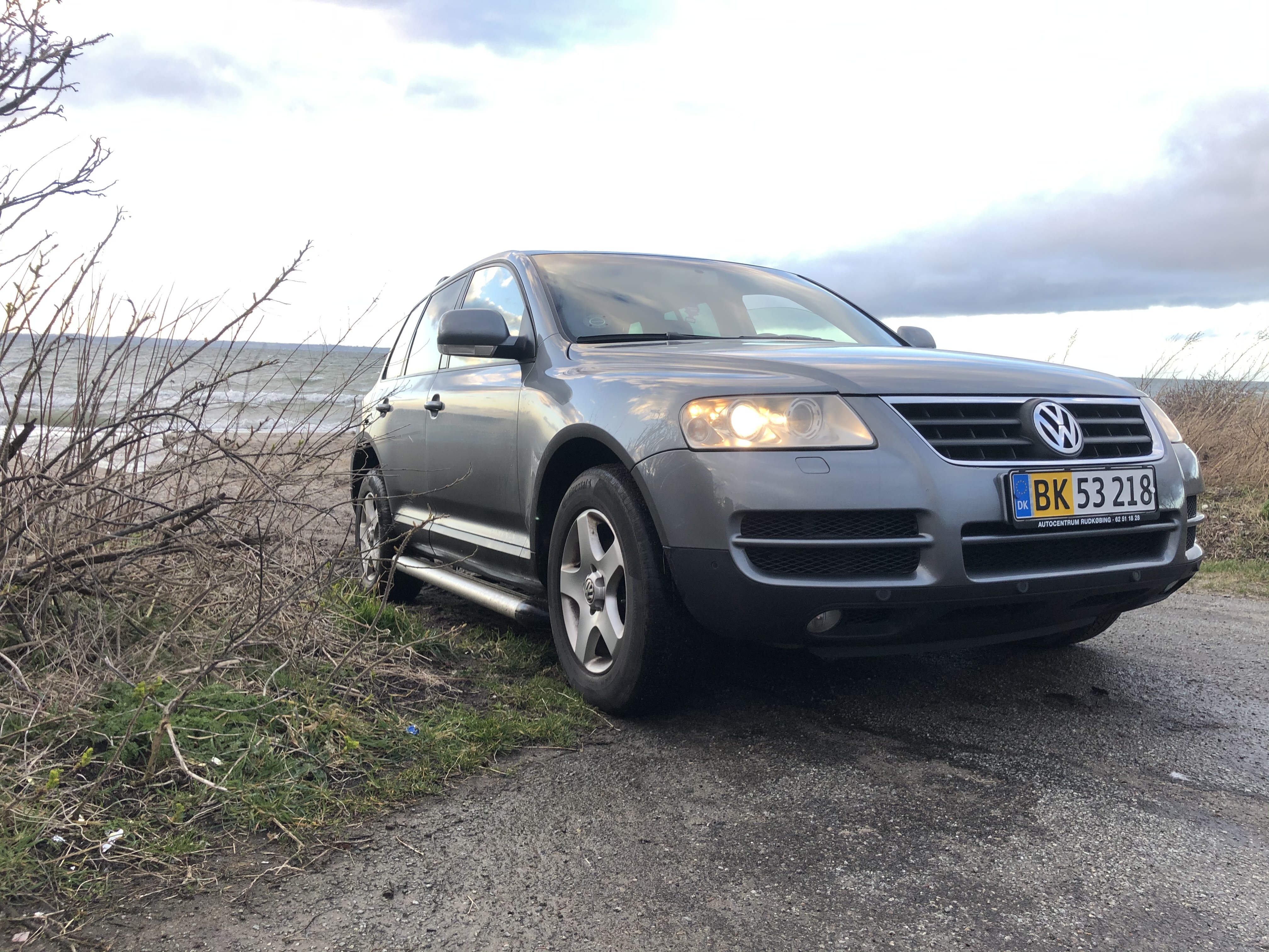 Grå VW Touareg fra 2004