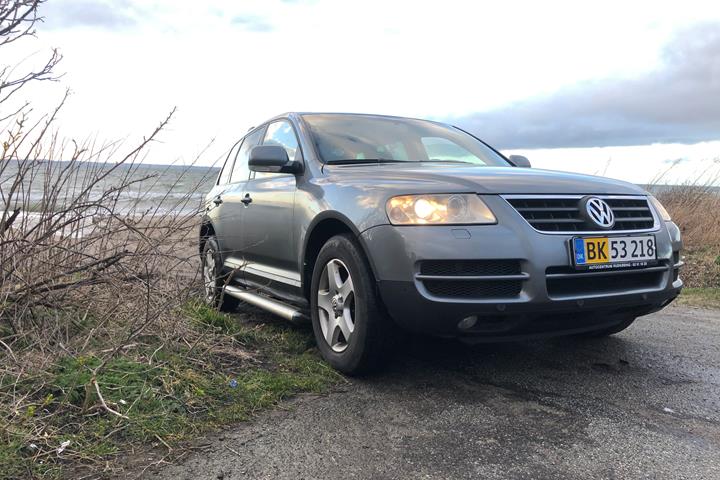 Grå VW Touareg fra 2004