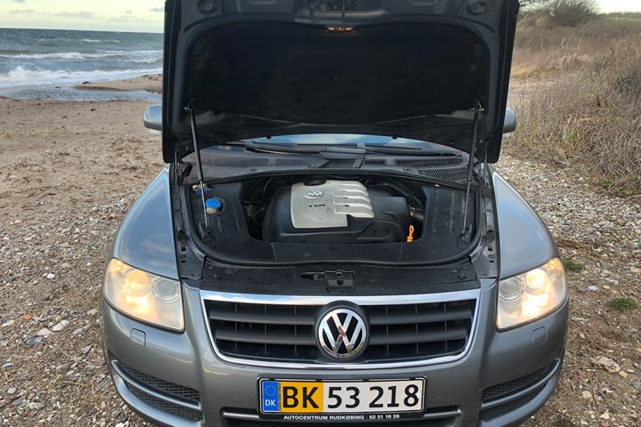 Grå VW Touareg fra 2004