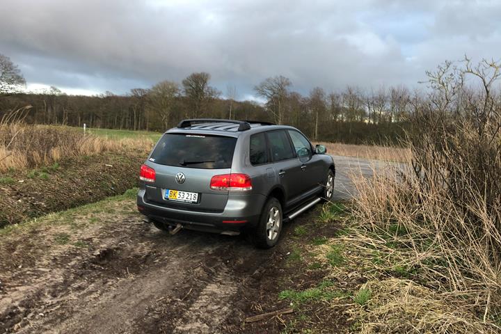 Grå VW Touareg fra 2004