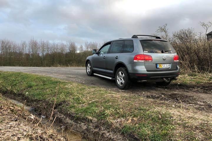Grå VW Touareg fra 2004