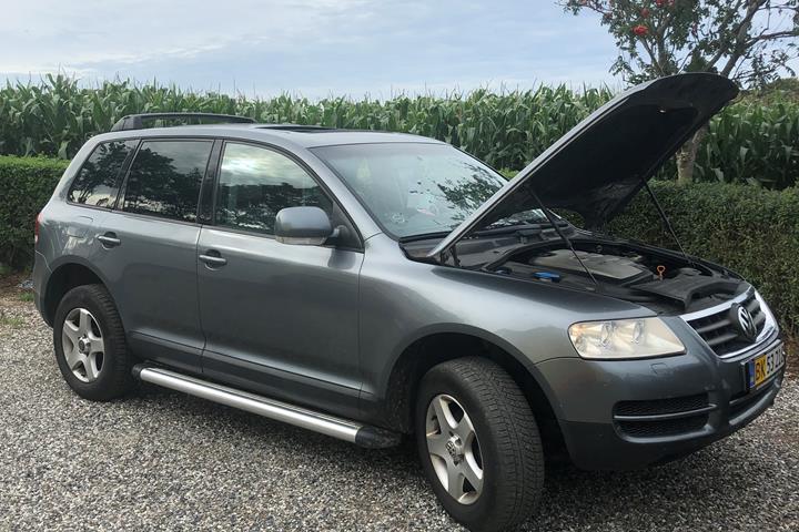 Grå VW Touareg fra 2004