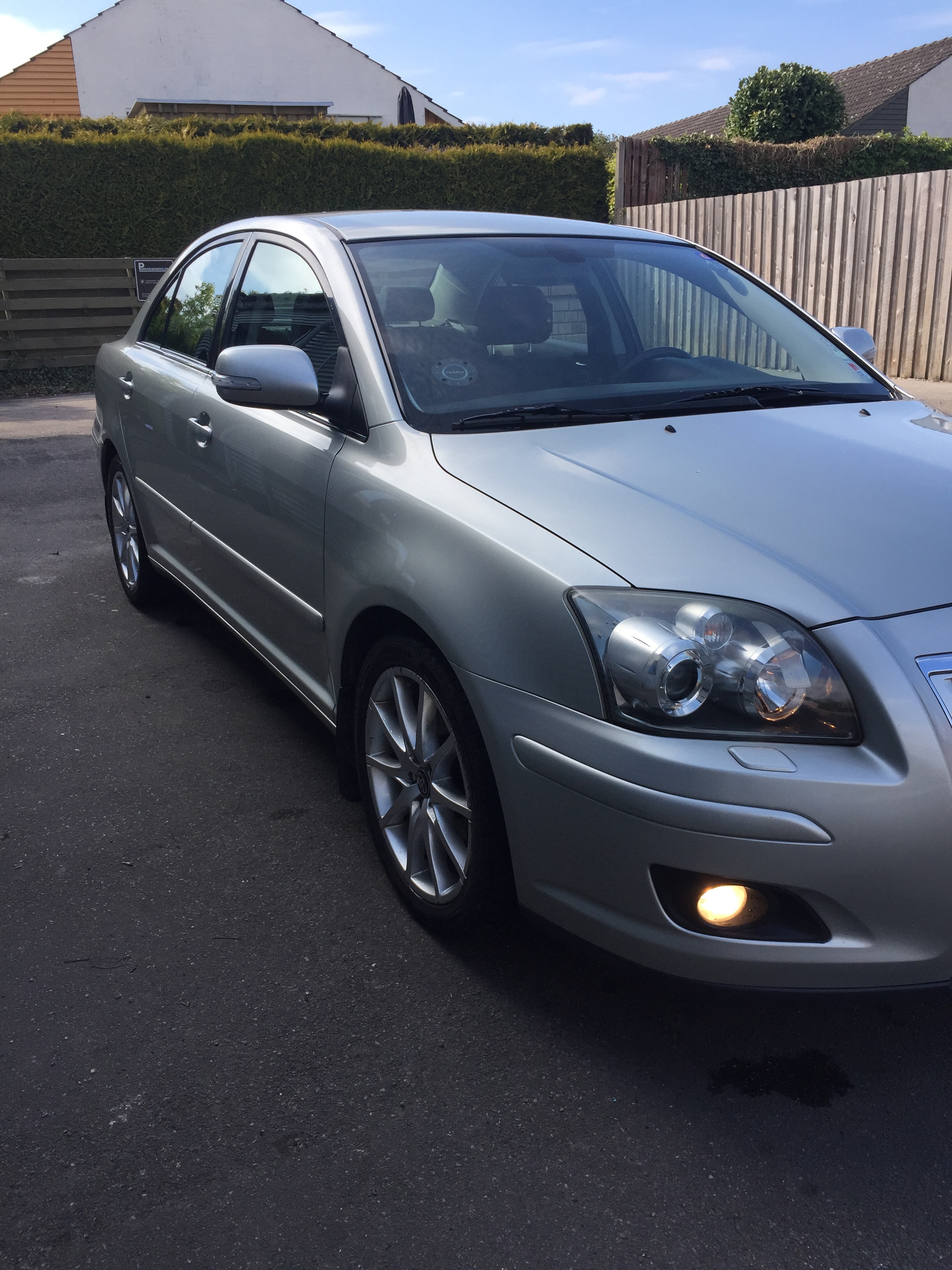 Bronze Toyota Avensis fra 2006