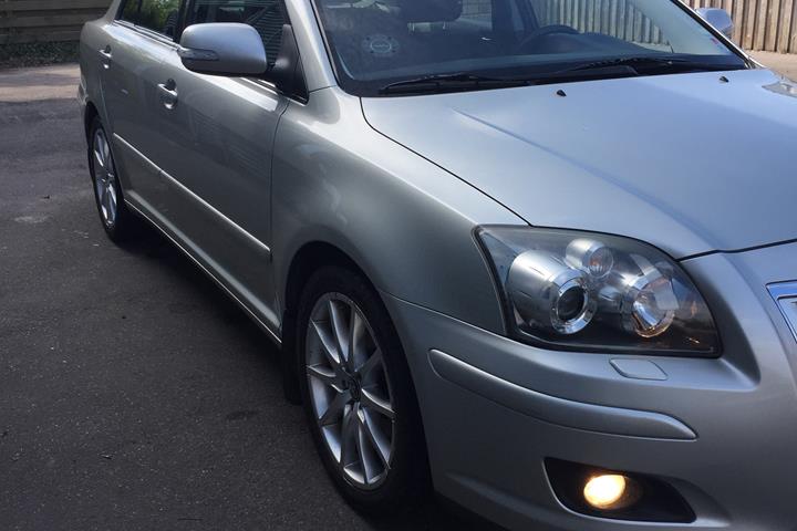 Bronze Toyota Avensis fra 2006