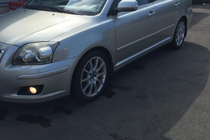 Bronze Toyota Avensis fra 2006