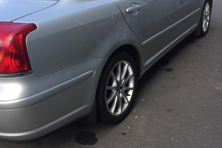 Bronze Toyota Avensis fra 2006