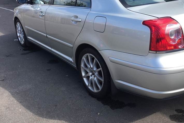 Bronze Toyota Avensis fra 2006