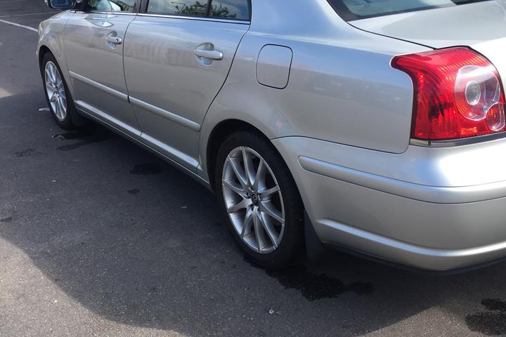 Bronze Toyota Avensis fra 2006