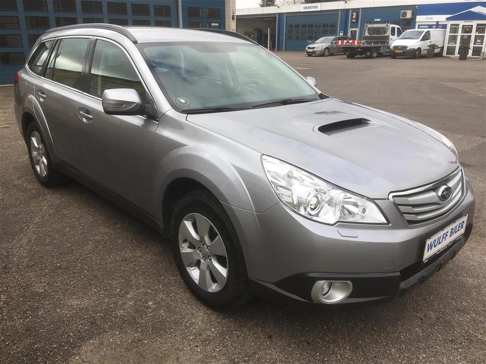 Grå Subaru Outback fra 2013