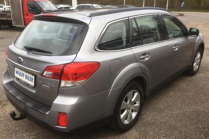 Grå Subaru Outback fra 2013