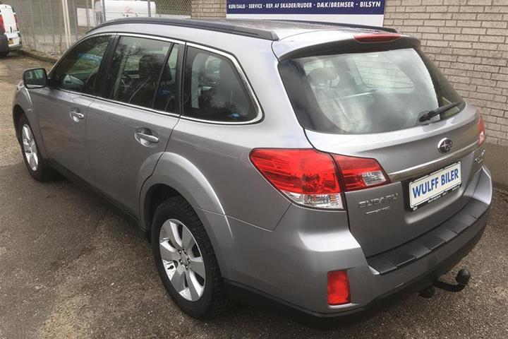 Grå Subaru Outback fra 2013