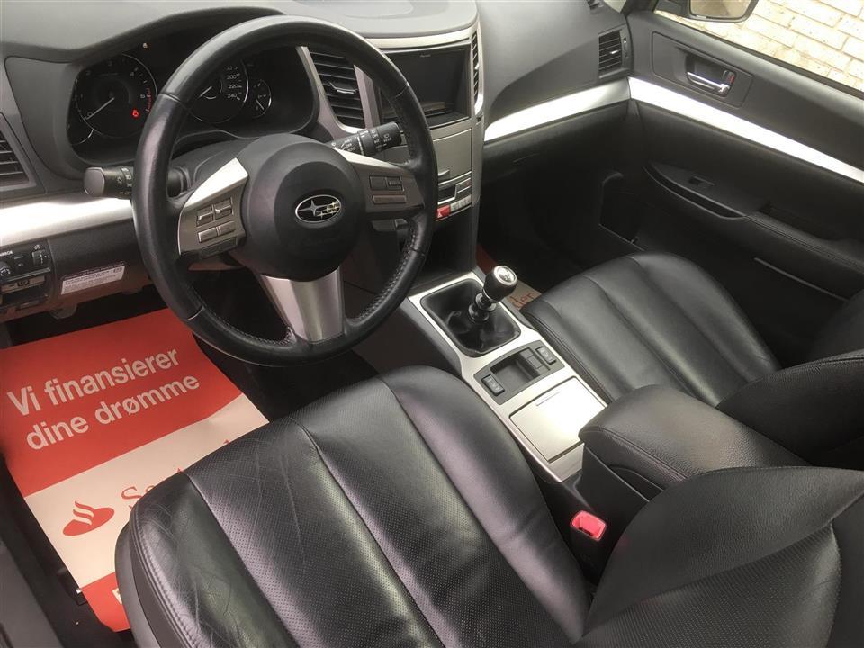 Grå Subaru Outback fra 2013