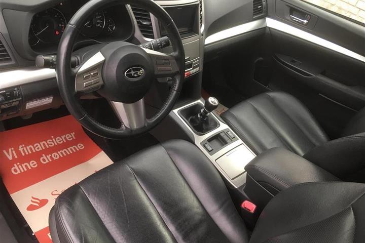 Grå Subaru Outback fra 2013