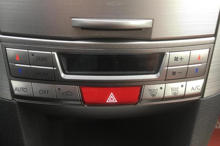 Grå Subaru Outback fra 2013