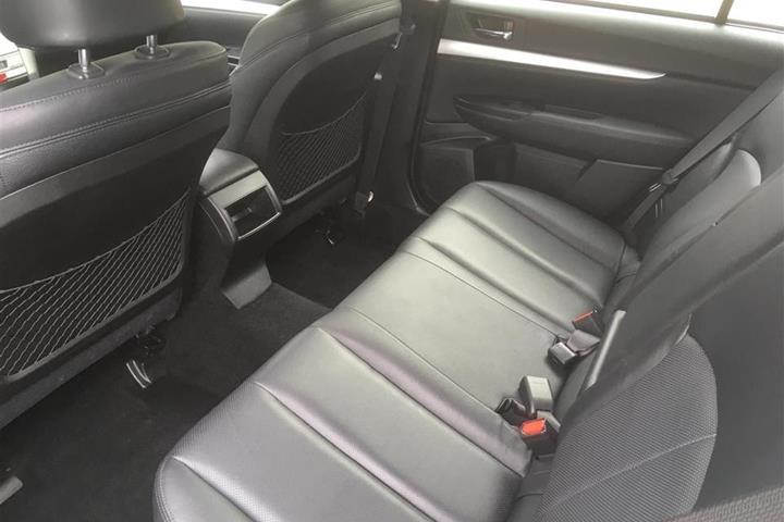 Grå Subaru Outback fra 2013