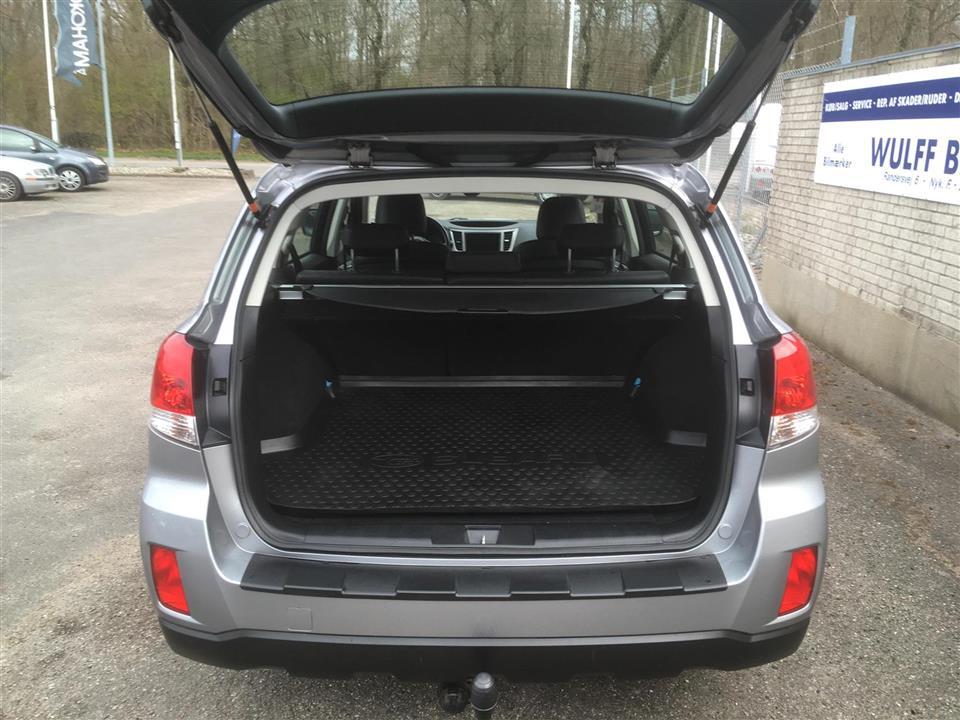 Grå Subaru Outback fra 2013