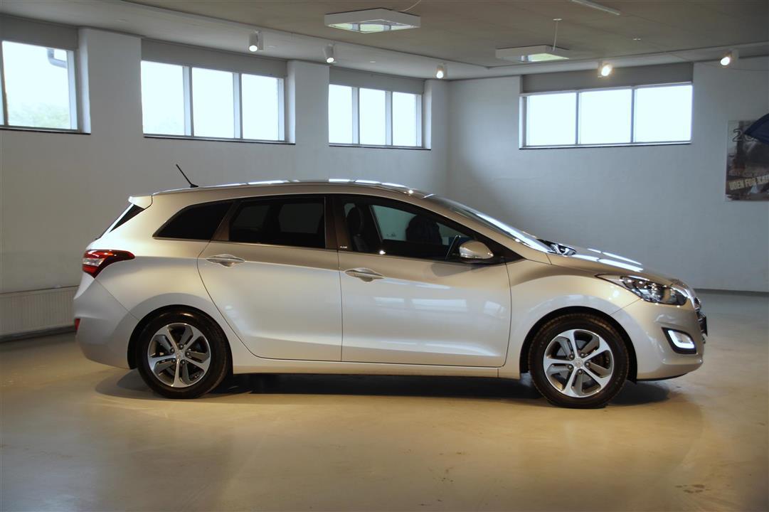 Grå Hyundai i30 fra 2016