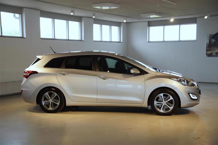 Grå Hyundai i30 fra 2016