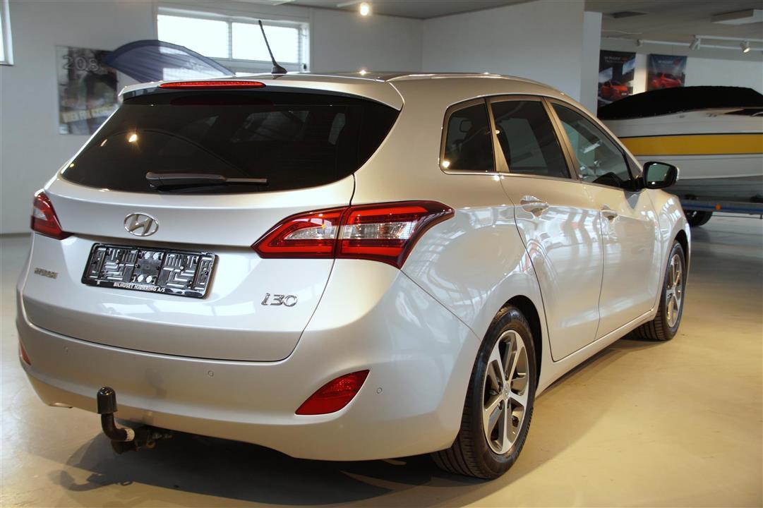 Grå Hyundai i30 fra 2016