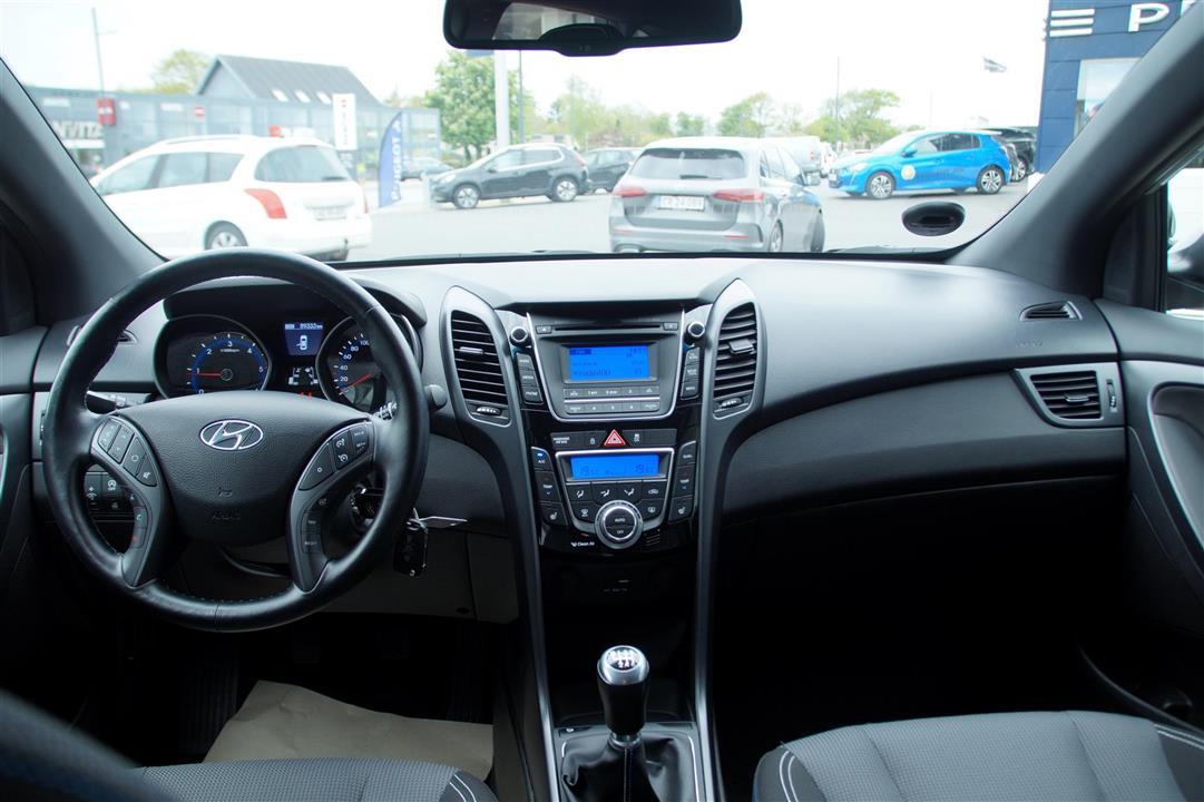 Grå Hyundai i30 fra 2016