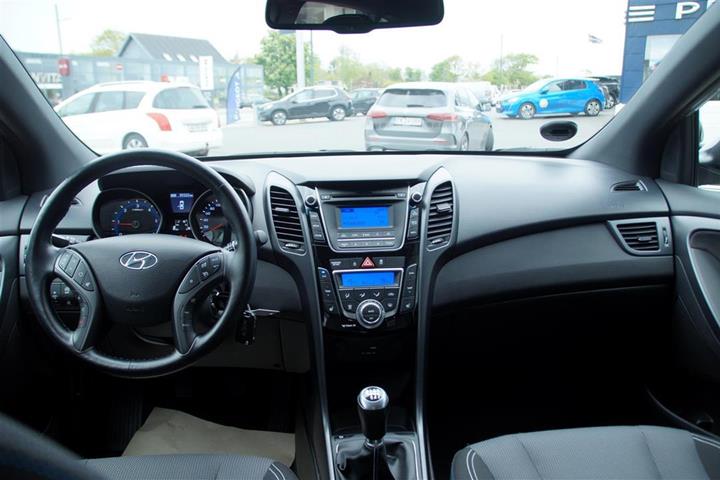 Grå Hyundai i30 fra 2016
