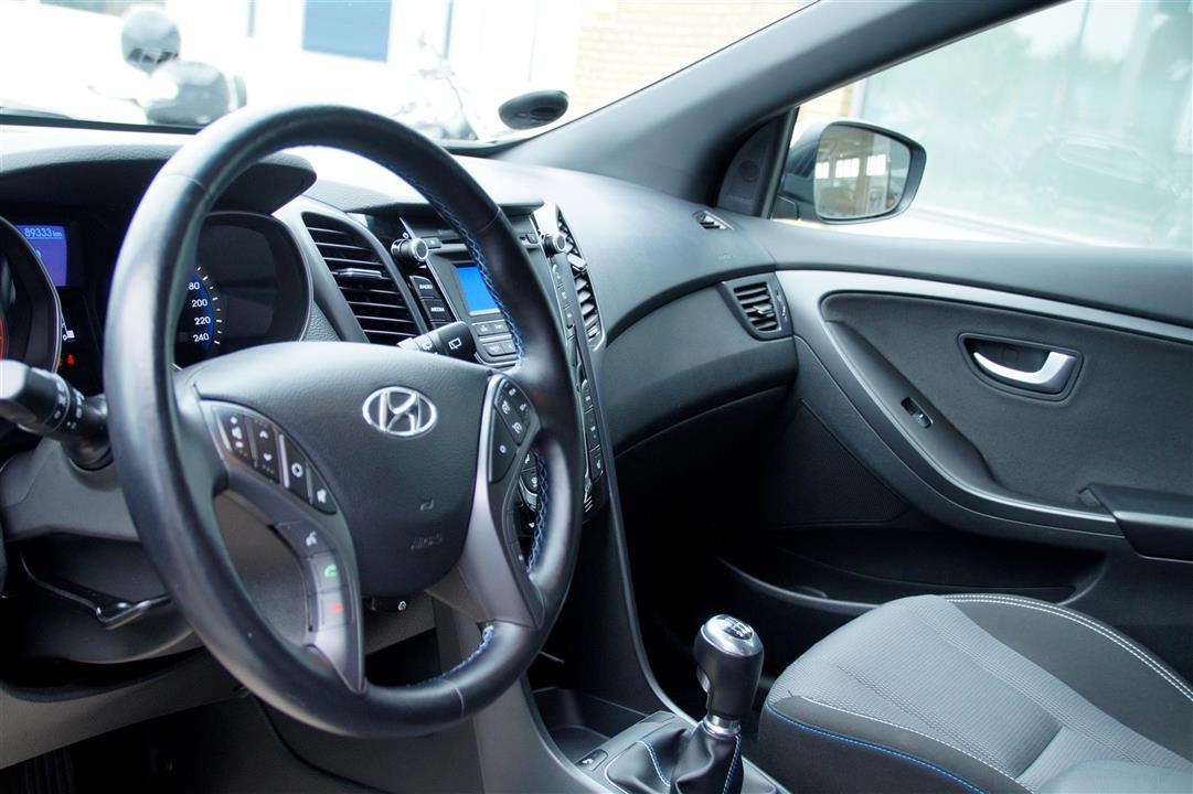 Grå Hyundai i30 fra 2016