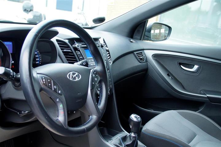 Grå Hyundai i30 fra 2016