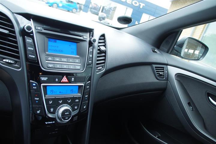 Grå Hyundai i30 fra 2016