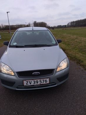 Grå Ford Focus fra 2005